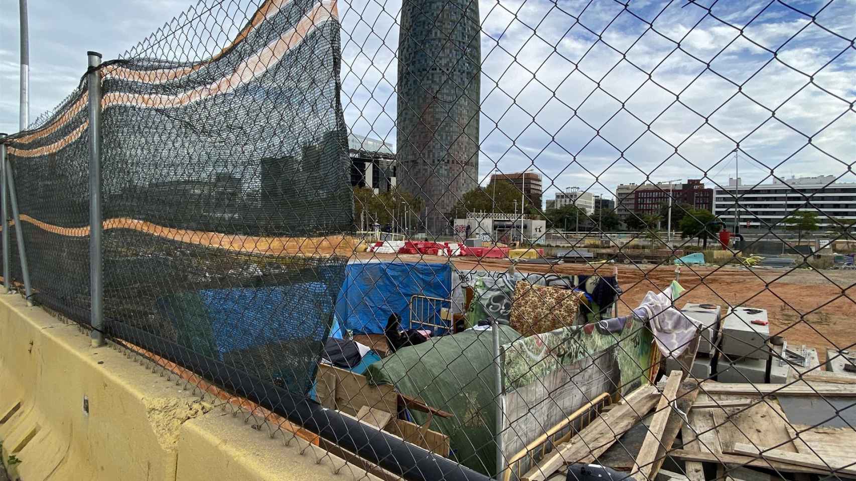 Asentamiento en las obras de la Plaza de las Glòries, donde vivirá una familia sintecho hasta diciembre / EUROPA PRESS