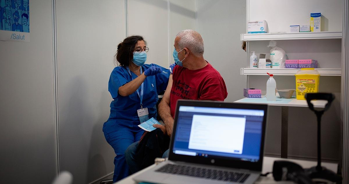 Una sanitaria vacuna a un hombre en el circuito de vacunación de Fira de Barcelona / David Zorrakino (EP)