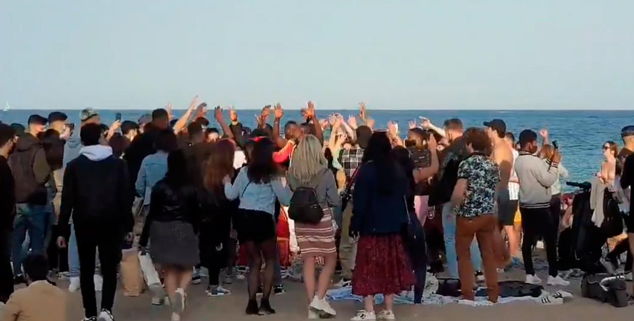 Fiesta en la playa de la Barceloneta sin mascarillas ni distancias