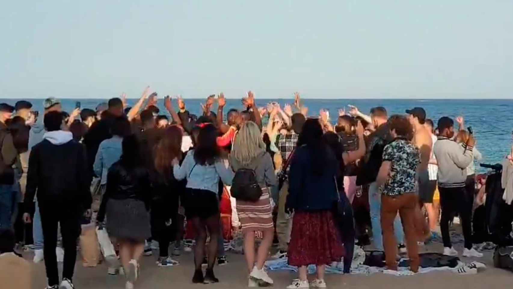 Fiesta en la playa de la Barceloneta sin mascarillas ni distancias