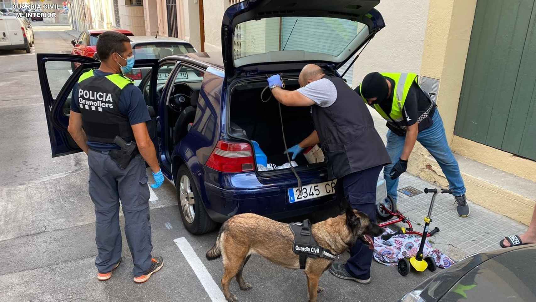 Agentes de la Policía Local de Granollers (Barcelona) y de la Guardia Civil durante un registro / EP