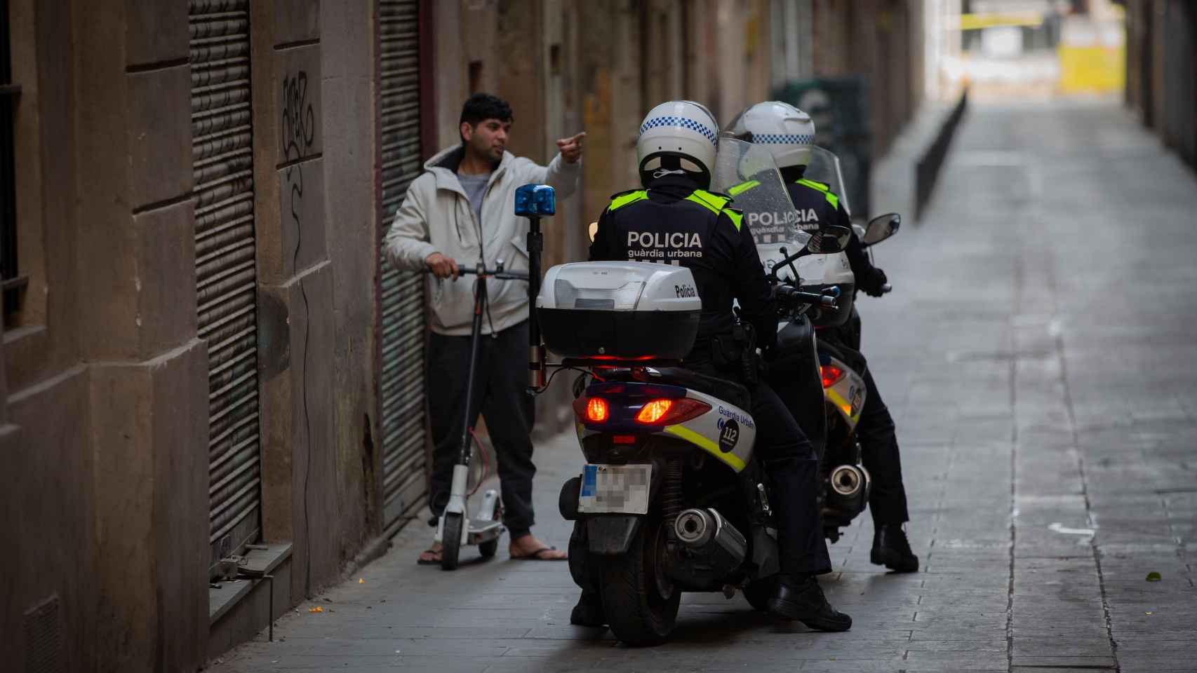 La Guardia Urbana controla a un transeúnte en patinete durante el confinamiento / EP