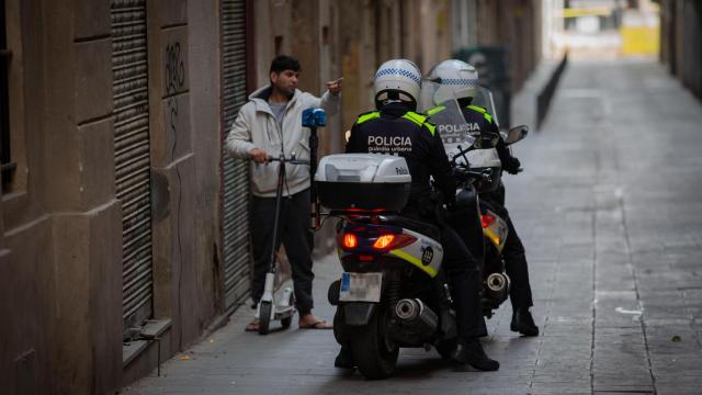 La Guardia Urbana controla a un transeúnte en patinete durante el confinamiento / EP