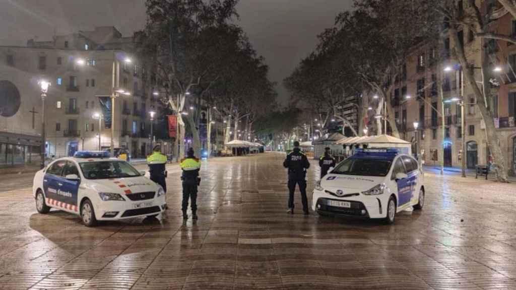 Agentes de Mossos y Guardia Urbana durante el confinamiento / MOSSOS