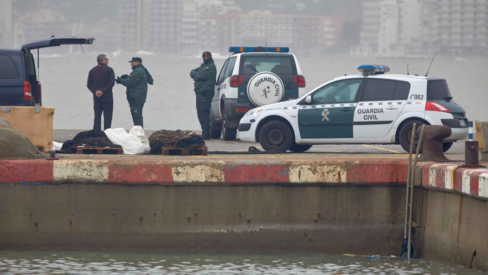 Agentes de la Guarcia Civil en el puerto de Palamós (Girona), gravemente afectado a consecuencia de la borrasca Gloria / EFE