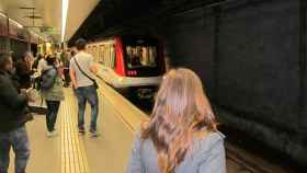 Un convoy del metro de Barcelona llega a la estación / EUROPA PRESS