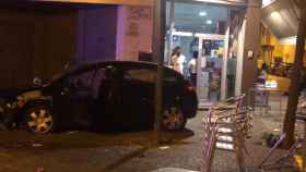 Captura del vídeo del lugar del atropello con el coche del conductor responsable estacionado frente al local / SER GIRONA