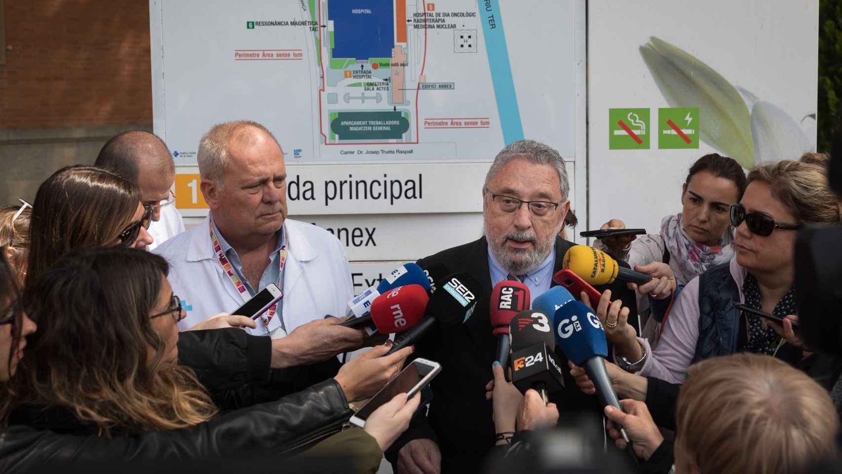 El secretario de Salud Pública de la Generalitat, Joan Guix (derecha), junto al director clínico de Pediatría del hospital Trueta de Girona, Lluis Mayol (izquierda) / EFE