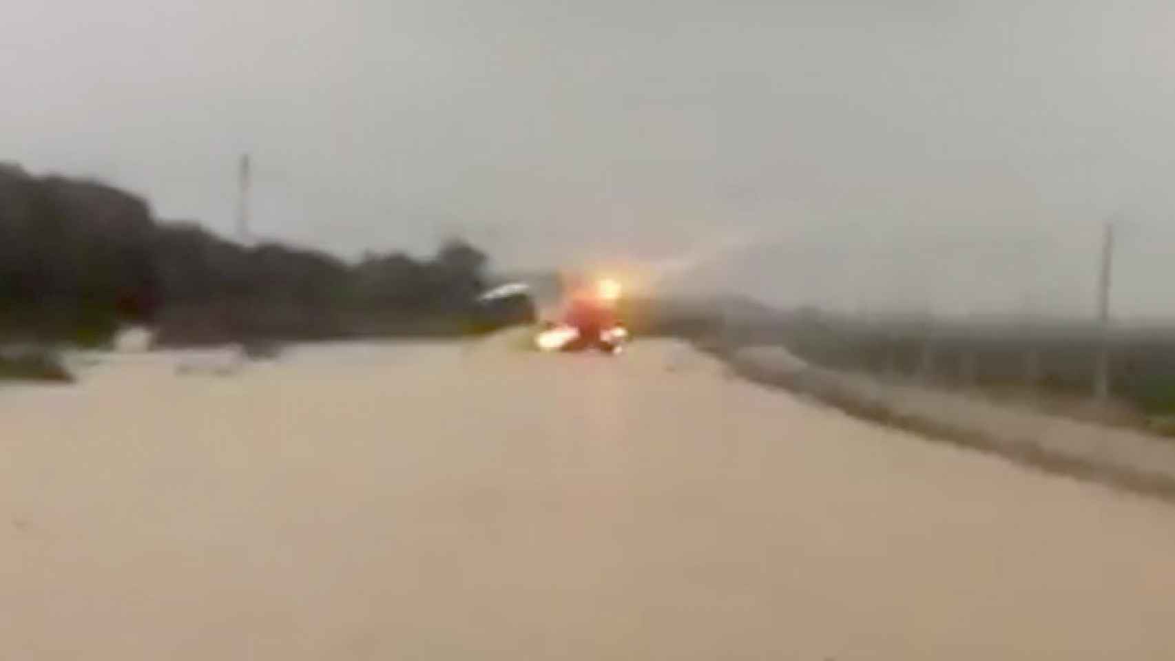 Rescate de 70 niños atrapados en su autobús a causa de las lluvias torrenciales en Cartagena / EUROPA PRESS