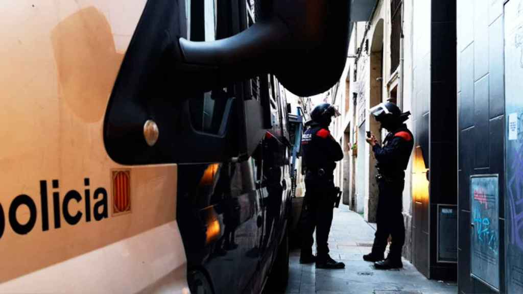 Imagen de la operación de los Mossos d'Esquadra y la Guardia Urbana contra los narcopisos / CME