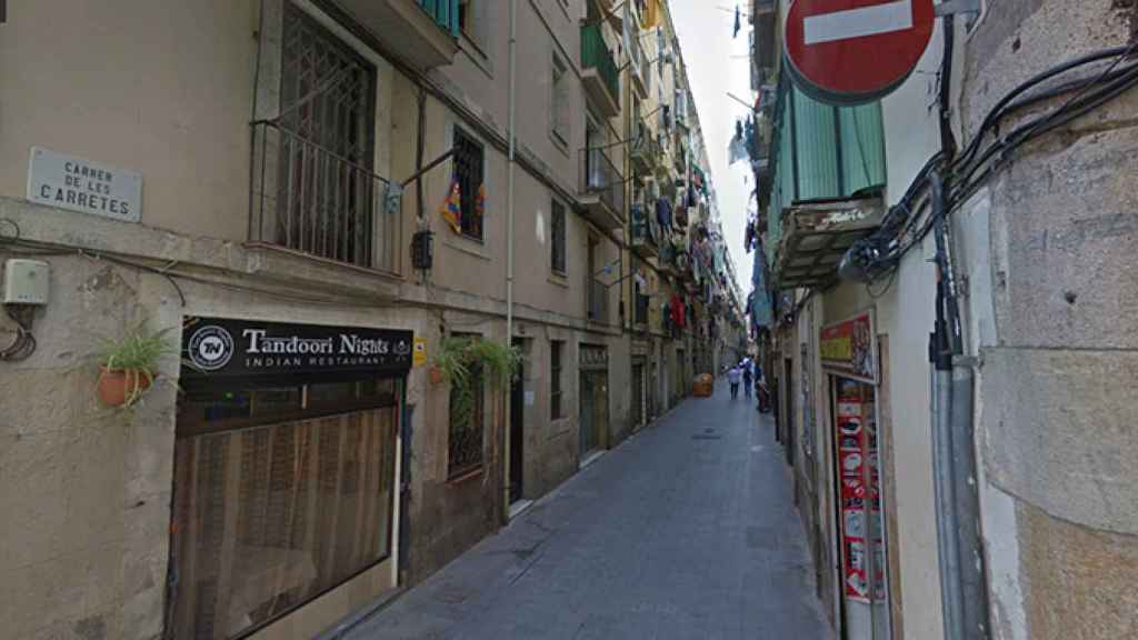 Vista de la calle Carretes del Raval, donde ha tenido lugar el apuñalamiento / GOOGLE