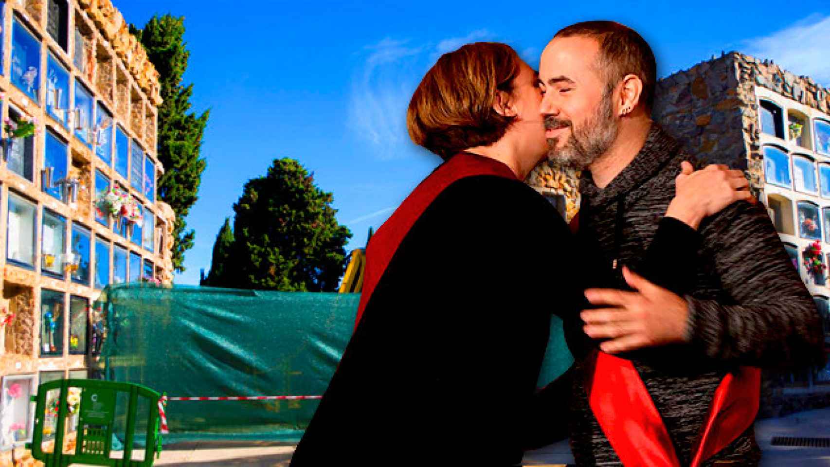 Eloi Badia, el concejal de Energía del Ayuntamiento de Barcelona, y Ada Colau frente la parte del cementerio derrumbada / CG