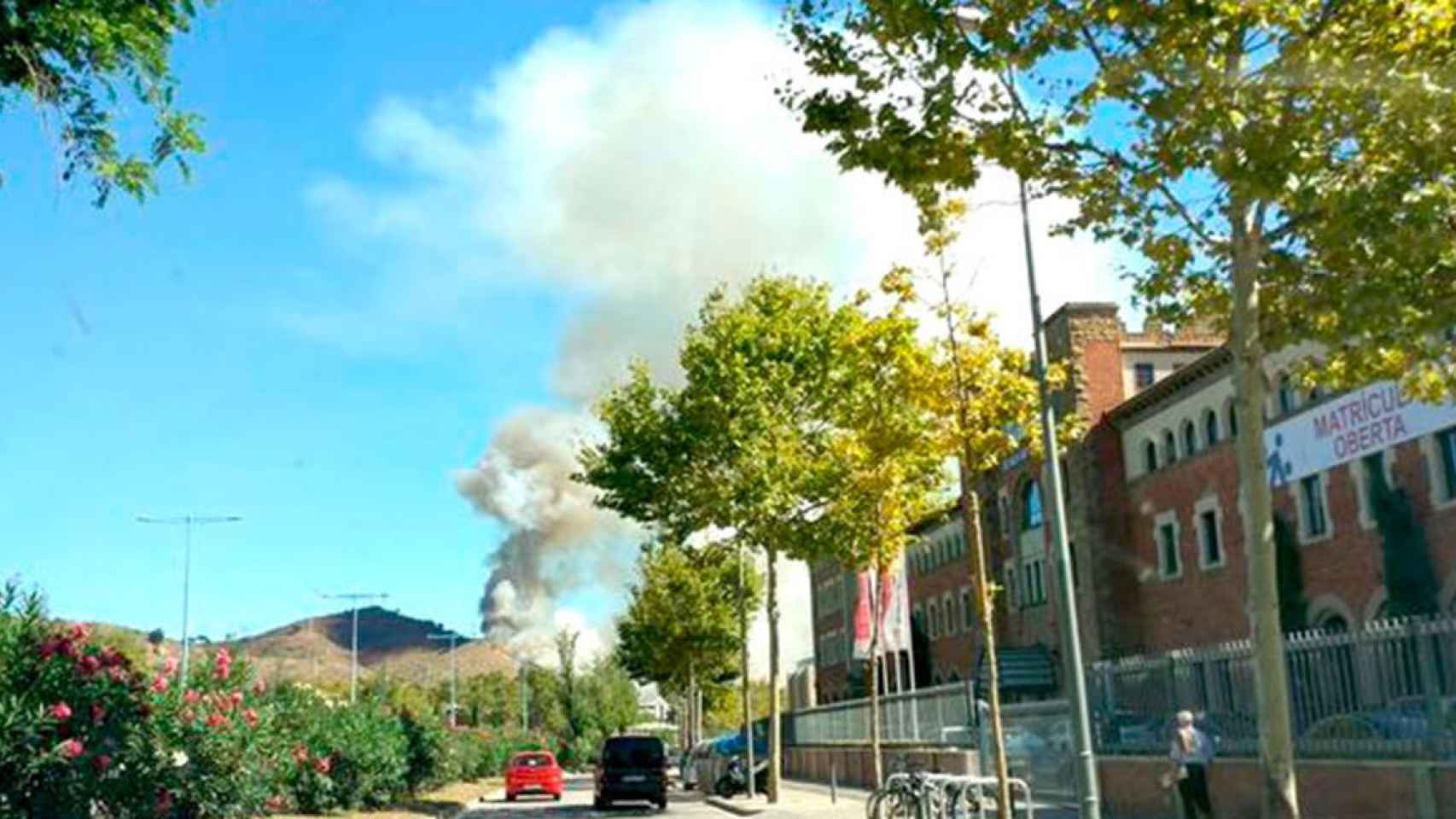 La columna de humo visible desde varios puntos de Barcelona por el incendio en el parque de Collserola / CG