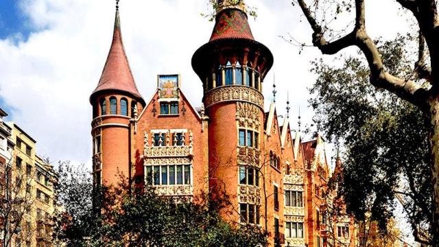 Imagen del exterior de la Casa de les Punxes en la avenida Diagonal / CG