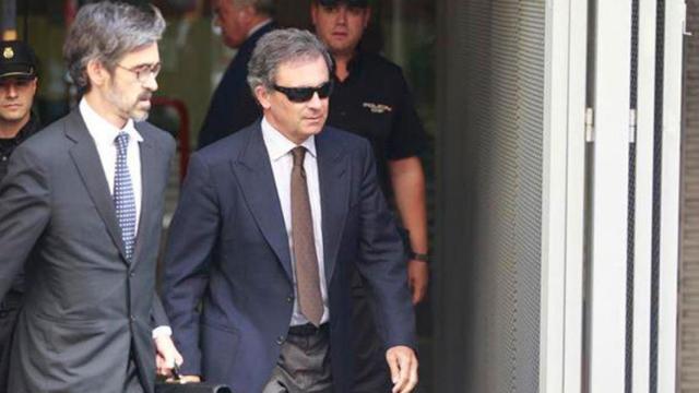 Jordi Pujol Ferrusola sale de la Audiencia en compañía de su abogado, Cristóbal Martell.