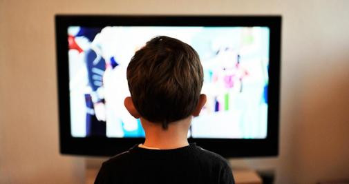 Un niño muy cerca de la televisión / PIXABAY