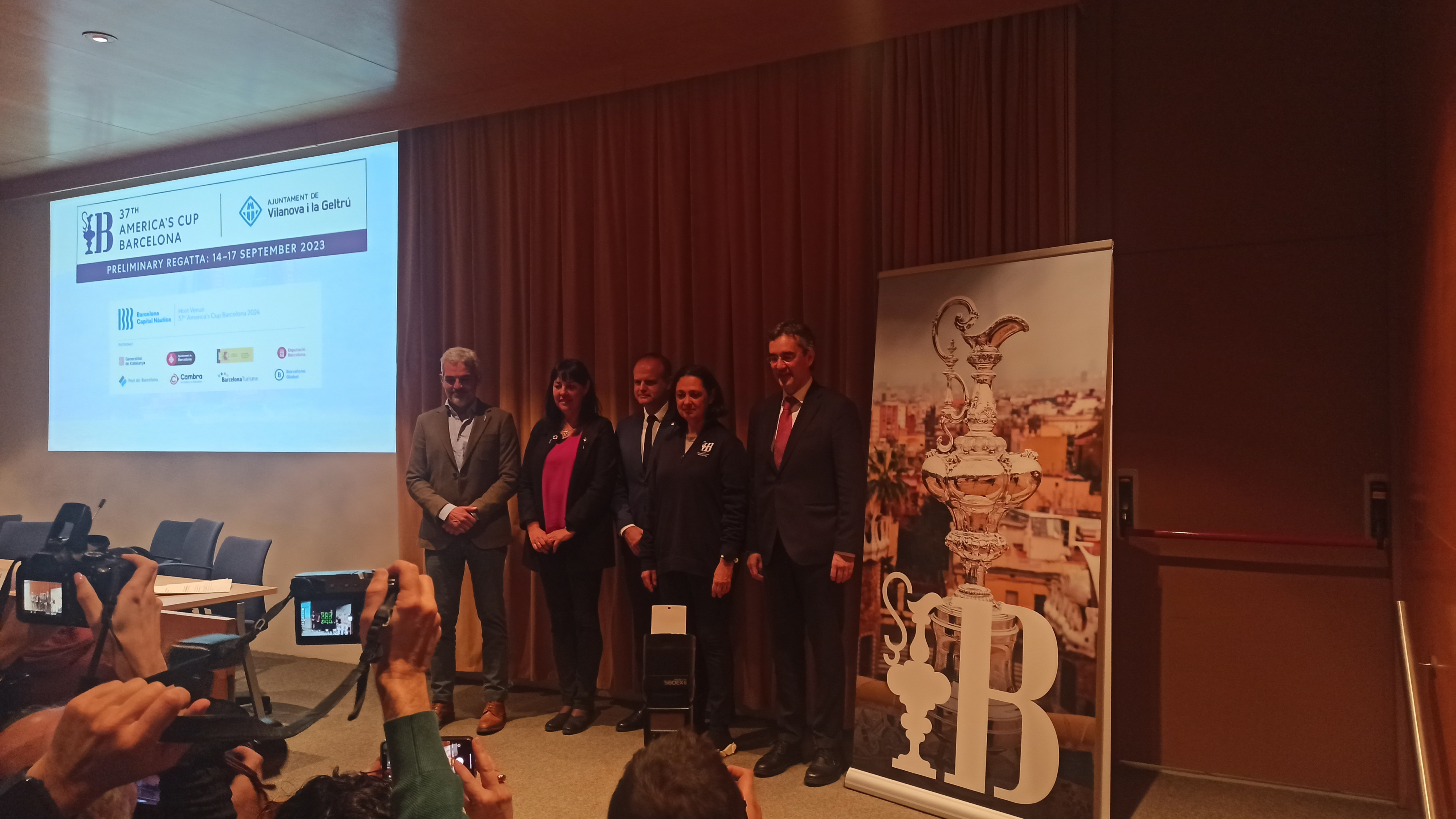 Daniel Puig, Olga Arnau, Albert Castellanos, Aurora Catà y Eduard Torres tras la presentación de la regata preliminar de la Copa América de vela 2024 / HUGO SÁNCHEZ - CG