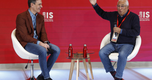El presidente del Gobierno, Pedro Sánchez (i), junto al primer ministro de Portugal, Antonio Costa, durante el Congreso de la Internacional Socialista en Madrid / EFE - Chema Moya