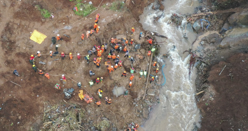 Labores de rescate de víctimas del terremoto en Cianjur, en la provincia indonesia de Java Occidental / EFE - Mast Irham