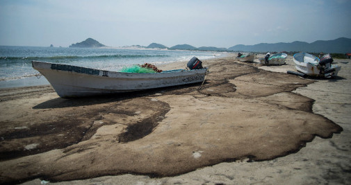 Combustible en las playas de Oaxaca / LUIS VILLALOBOS - EFE