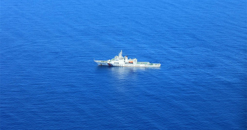 Una foto aérea proporcionada por la Guardia Costera de Filipinas (PCG) muestra un barco de la Guardia Costera china patrullando en las cercanías del disputado Scarborough Shoal en el Mar de China Meridional, Filipinas - EFE/EPA/PCG