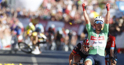 El ciclista danés Mads Pedersen (d), del equipo Trek-Segafredo y líder de la regularidad, celebra la victoria en la decimosexta etapa de la Vuelta a España, entre Sanlúcar de Barrameda y Tomares sobre 189,4 kilómetros / EFE