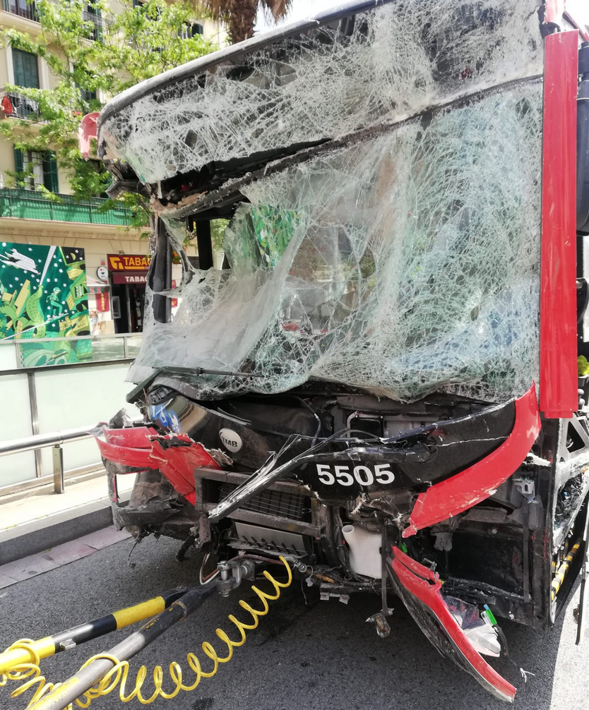 El estado del autobús tras el siniestro con el turismo / TWITTER