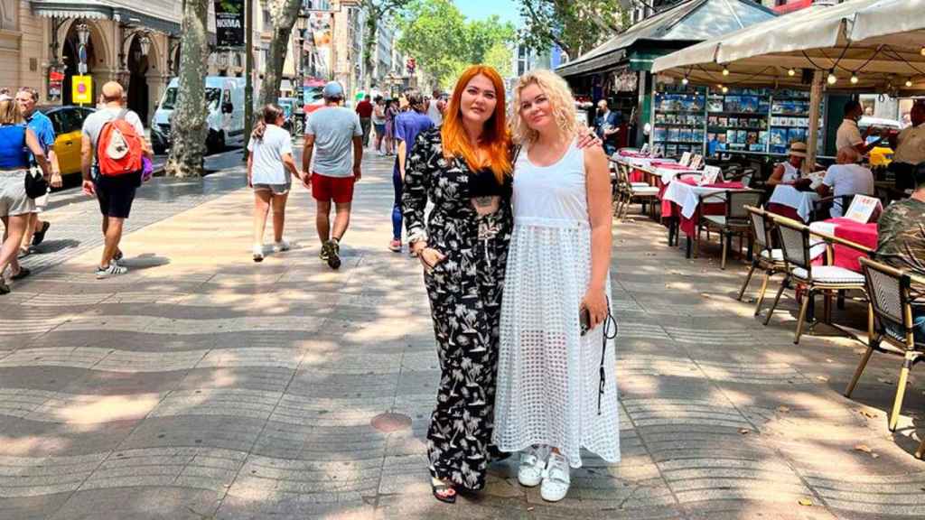 Anzhela Zaporozhets (i), dueña de No Taboo, con su hermana en Las Ramblas de Barcelona ayer / CG