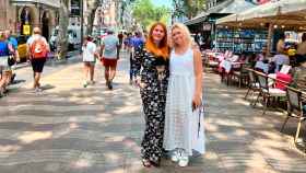 Anzhela Zaporozhets (i), dueña de No Taboo, con su hermana en Las Ramblas de Barcelona ayer / CG