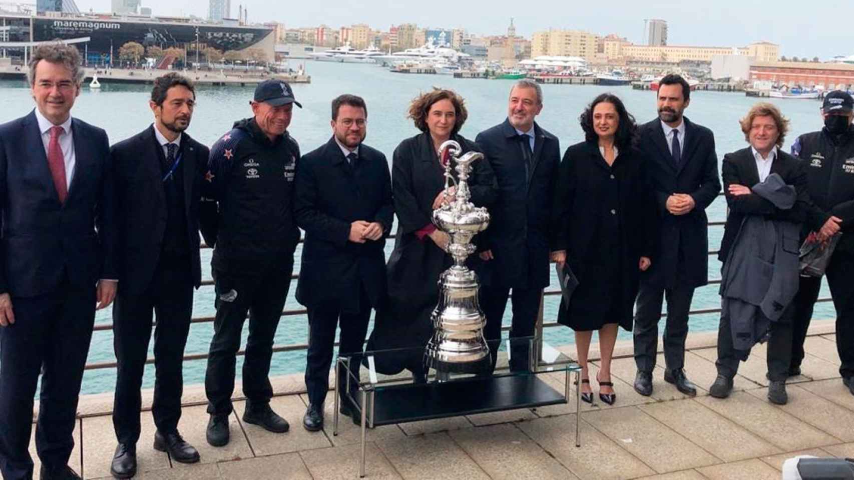 Las autoridades, con el trofeo de la Copa América, que se celebrará en Barcelona / EP