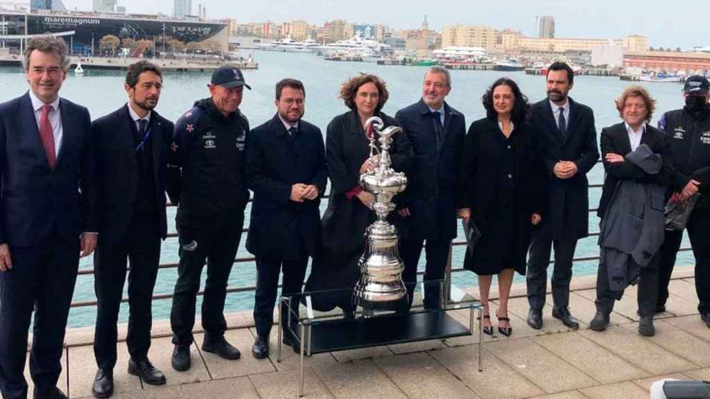 Las autoridades, con el trofeo de la Copa América, que se celebrará en Barcelona / EP