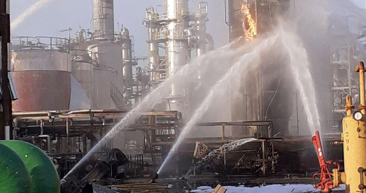 Los Bomberos realizando tareas de extinción en la petroquímica IQOXE de Tarragona / BOMBERS