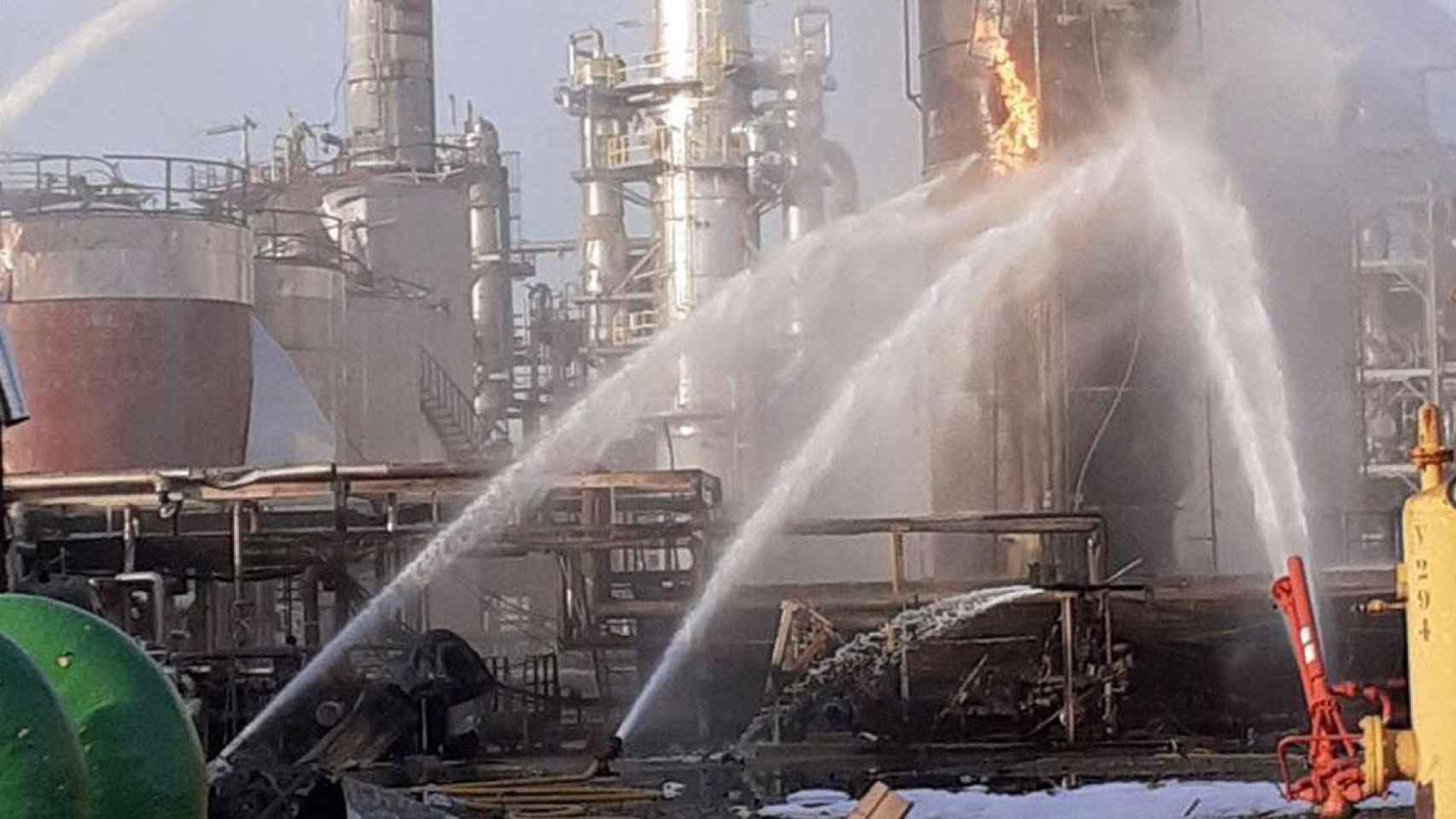 Los Bomberos realizando tareas de extinción en la petroquímica IQOXE de Tarragona / BOMBERS