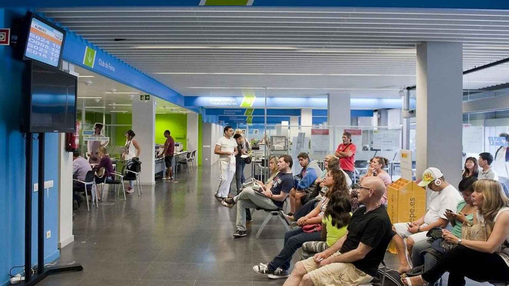 Personas en el paro esperan su turno en una oficina de empleo en Cataluña / AJ. MONTMELÓ