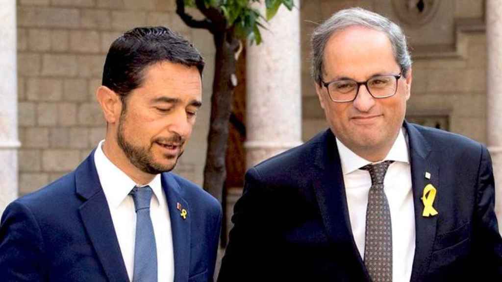 Quim Torra (d), presidente de la Generalitat, junto al consejero de Territorio, Damià Calvet (i), responsable del nuevo impuesto sobre el CO2 para vehículos / EFE