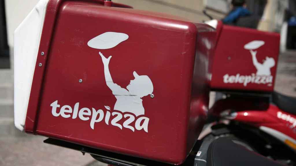 La caja de una moto repartidora de Telepizza / EFE