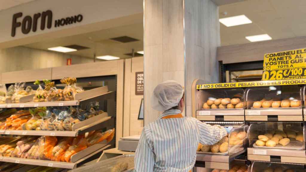 Una empleada de la panadería del Mercadona / CG