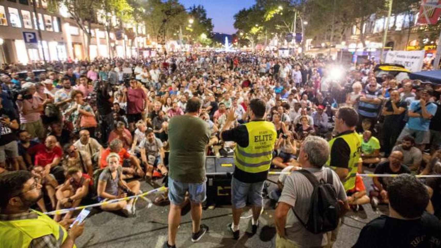 Los taxistas de Barcelona, en la asamblea de desconvocatoria de la huelga ayer en Barcelona / EFE