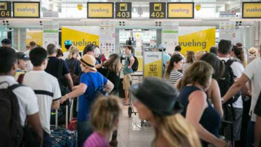 Colas en los mostradores de facturación de Vueling, en una imagen de archivo / EFE