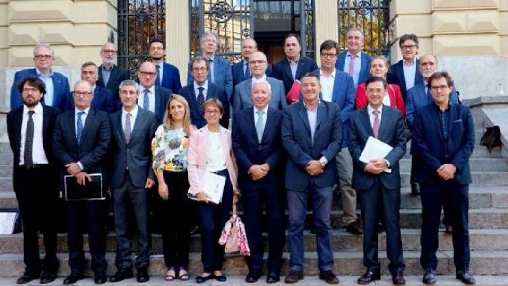 Antoni Abad (centro), presidente de Cecot, junto a los miembros del jurado que han colaborado con la patronal de Terrassa para elegir a las empresas que serán premiadas por su trayectoria el lunes en Barcelona / CECOT