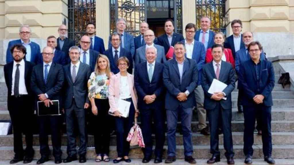 Antoni Abad (centro), presidente de Cecot, junto a los miembros del jurado que han colaborado con la patronal de Terrassa para elegir a las empresas que serán premiadas por su trayectoria el lunes en Barcelona / CECOT