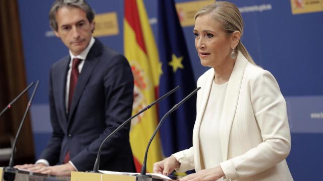 Íñigo de la Serna, minisro de Fomento, y Cristina Cifuentes, presidenta de la Comunidad de Madrid, tras su reunión del lunes / EFE