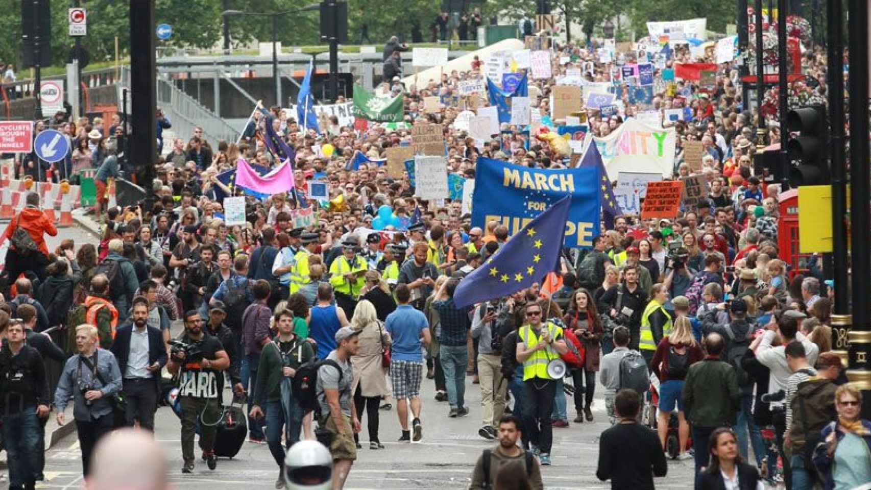 Al menos 30.000 personas, según los organizadores, han tomado el centro de Londres contra el 'Brexit'.