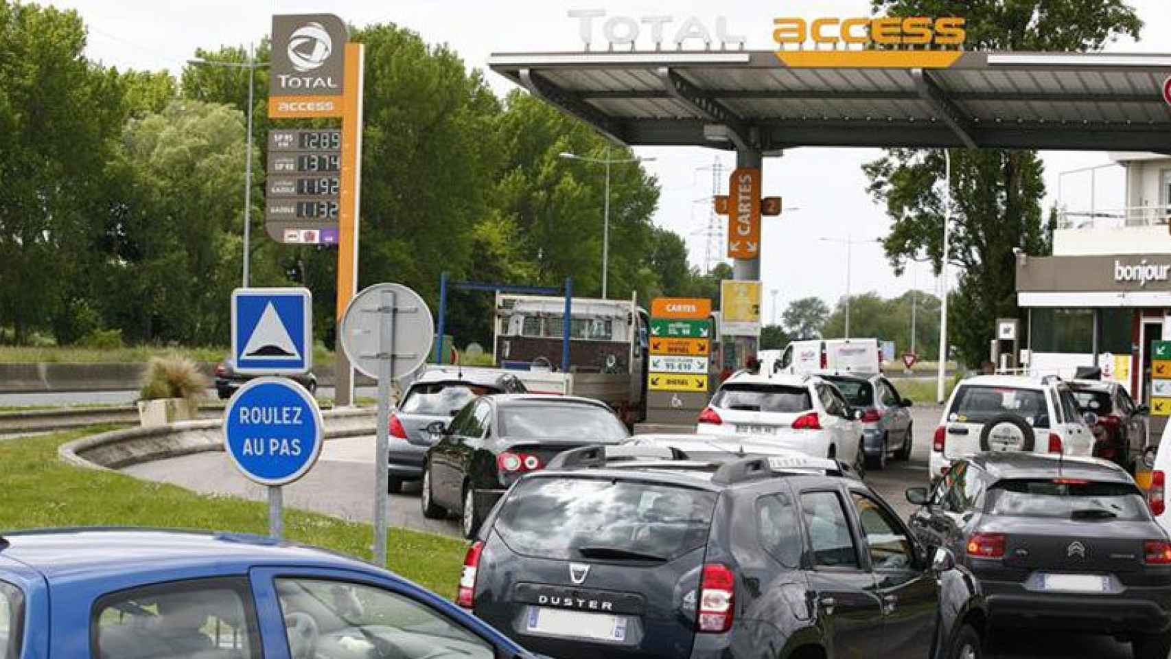 Colas de vehículos en una gasolinera de Total en Le Havre (Francia) tras los anuncios de falta de carburante por la huelga contra la reforma laboral / EFE