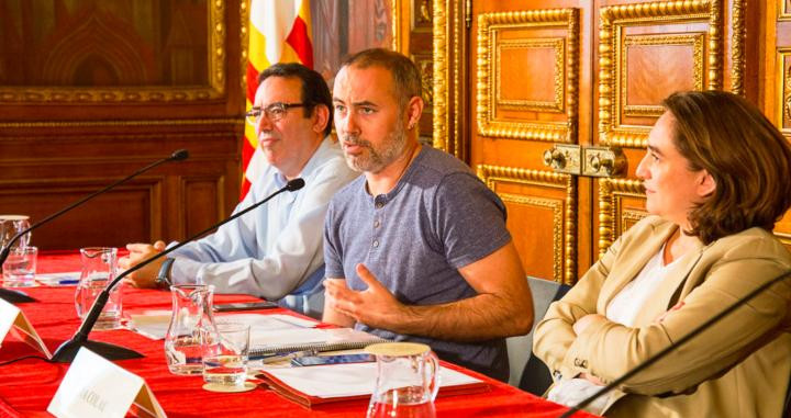 Eloi Badia (C), concejal de Ecología y vicepresidente de Medio Ambiente del AMB, y la alcaldesa de Barcelona, Ada Colau / AjBCN