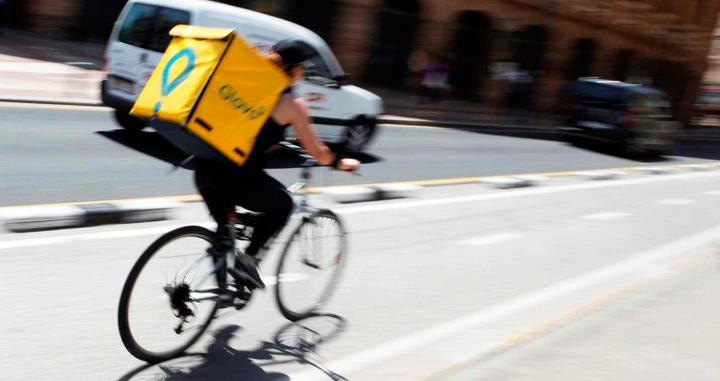 Un 'rider' de Glovo durante un reparto / CG