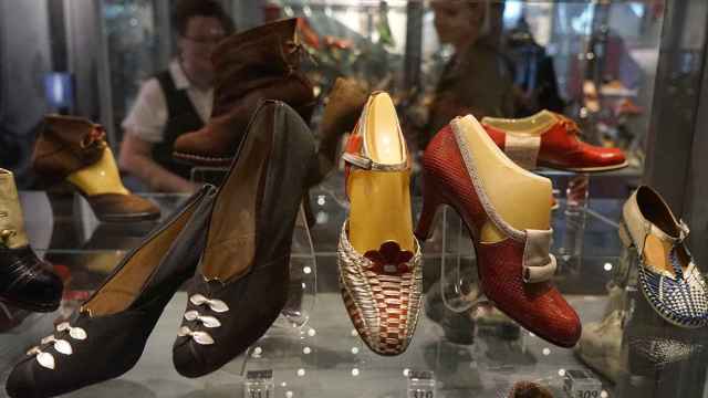 Diversas piezas de la extraordinaria colección de zapatos del Museo de Moravia del Sudeste, de Tomás Bat'a / YOLANDA CARDO - CG