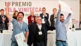 Los ganadores del premio Vila Viniteca de cata por parejas, Toni Carbó y Ramon Jané, junto a Siscu Martí, socio de Vila Viniteca / ABRAHAM CAROMARIN