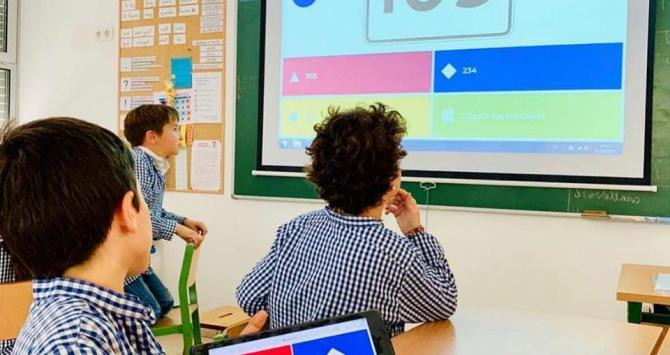 Alumnos jugando a los concursos de Kahoot! / CG