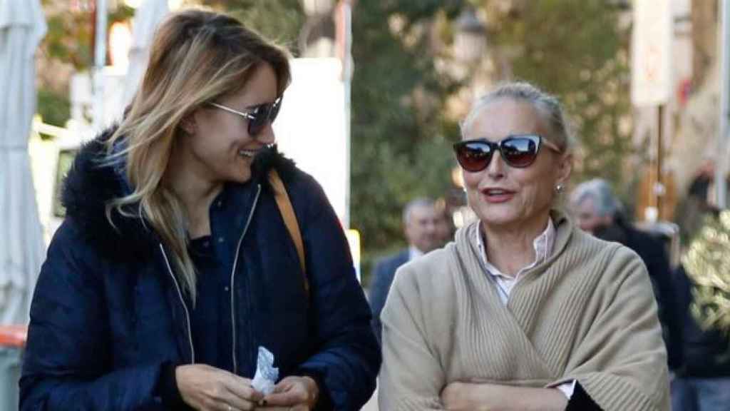 Alba Carrillo (i) con su madre, Lucía Pariente (d) pasean por Madrid / CD